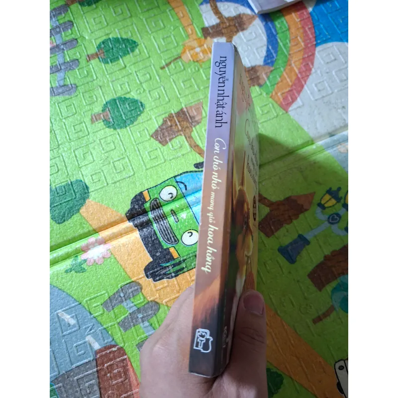 Con chó nhỏ mang giỏ hoa hồng 1037103
