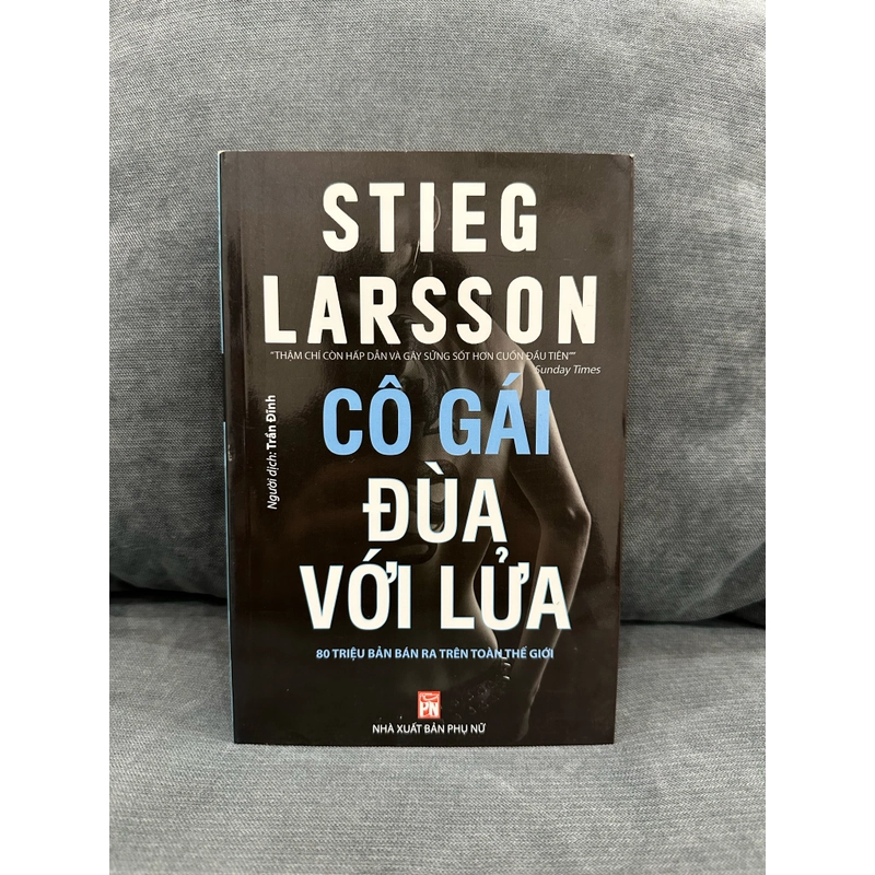 Cô gái đùa với lửa - Stieg Larsson 335496