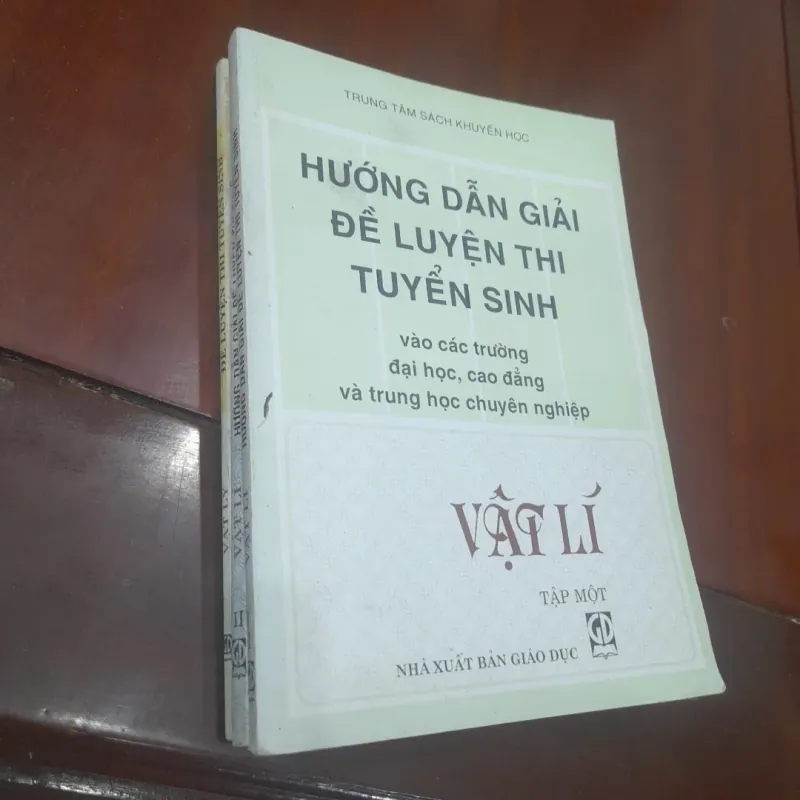 Bộ ĐỀ THI TUYỂN SINH và HƯỚNG DẪN GIẢI môn VẬT LÝ (trọn bộ) 1021141
