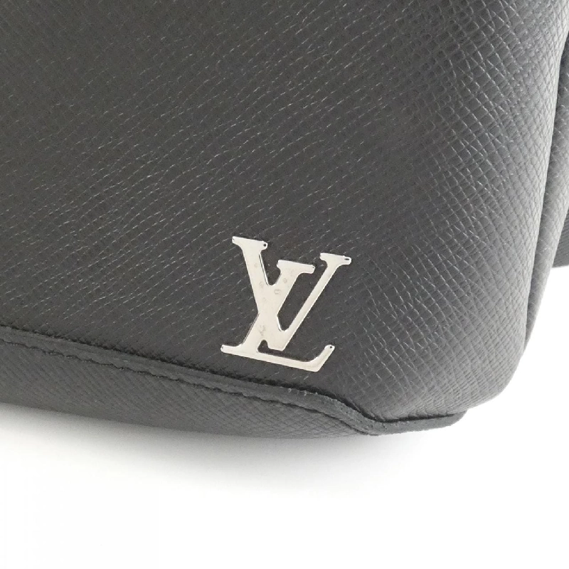 Túi đeo chéo Louis Vuitton Taiga Avenue M30443 - Hàng hiệu Chính hãng 764061