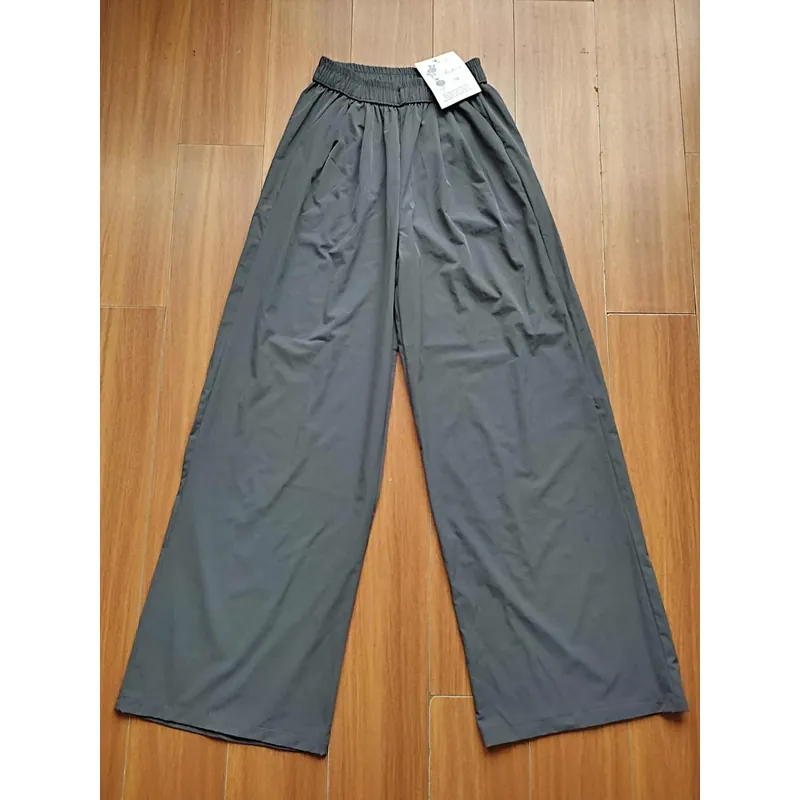 2 quần dài size M nguyên tag mác: 1 denim 1 dù gió 738628
