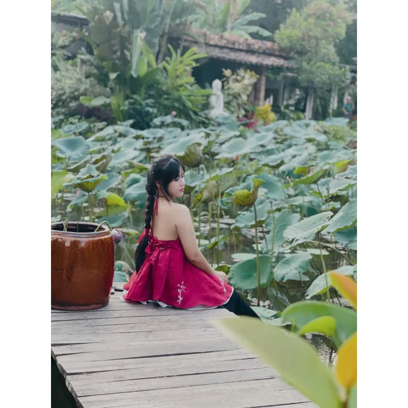 Trang phục truyền thống áo yếm và váy nữ cách điệu màu đỏ phối hoa văn 786320