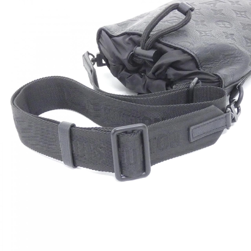 Túi đeo vai Louis Vuitton Monogram Shadow Noé Sling M82248 610780