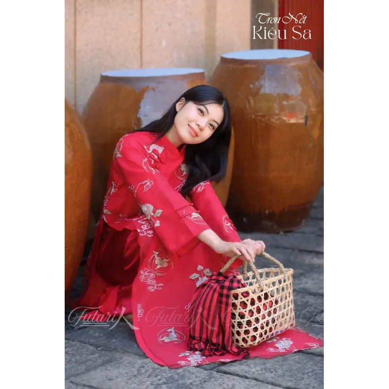 Váy cô dâu cổ cao dài tay chất liệu lụa màu trắng kem 737788