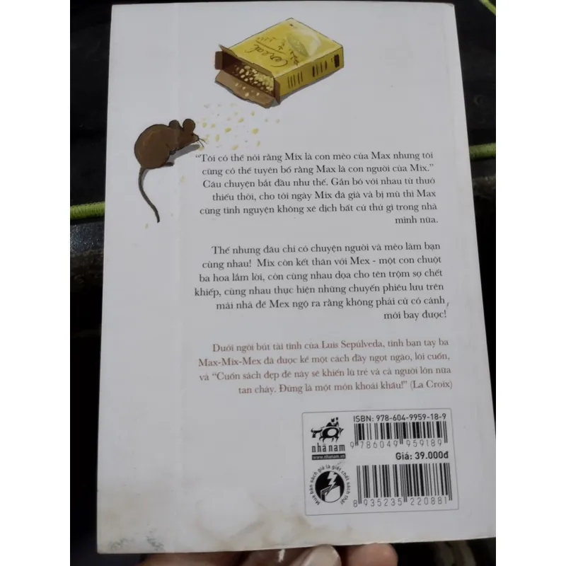 Chuyện con mèo và con chuột bạn thân của nó. 



Tác giả là Luis Sepúlveda. 695773