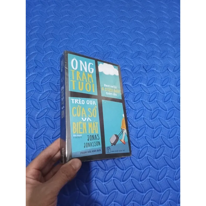 Ông trăm tuổi trèo qua cửa sổ và biến mất  973717