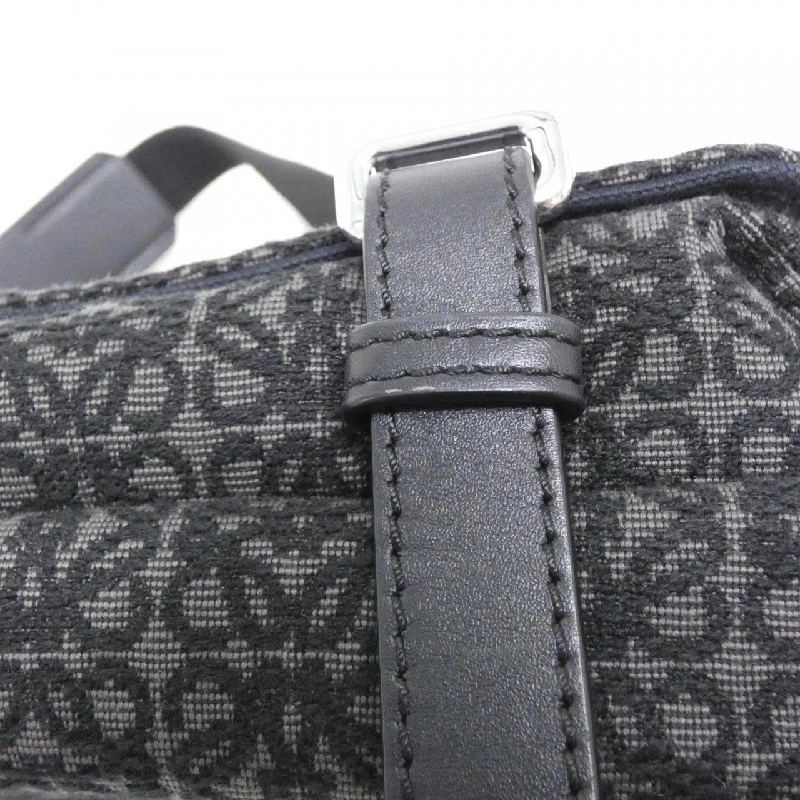 Túi đeo chéo quân đội Loewe XS B553A72X20 612571