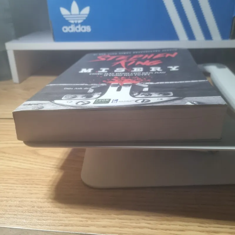 Misery - Chiếc máy đánh chữ đẫm máu ở vùng núi tuyết - Stephen King - 1980 Novel (sách cũ) 766356