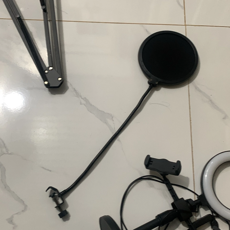 Bộ giá đỡ mic, đèn livestream, pop filter màu đen đã qua sử dụng 307580