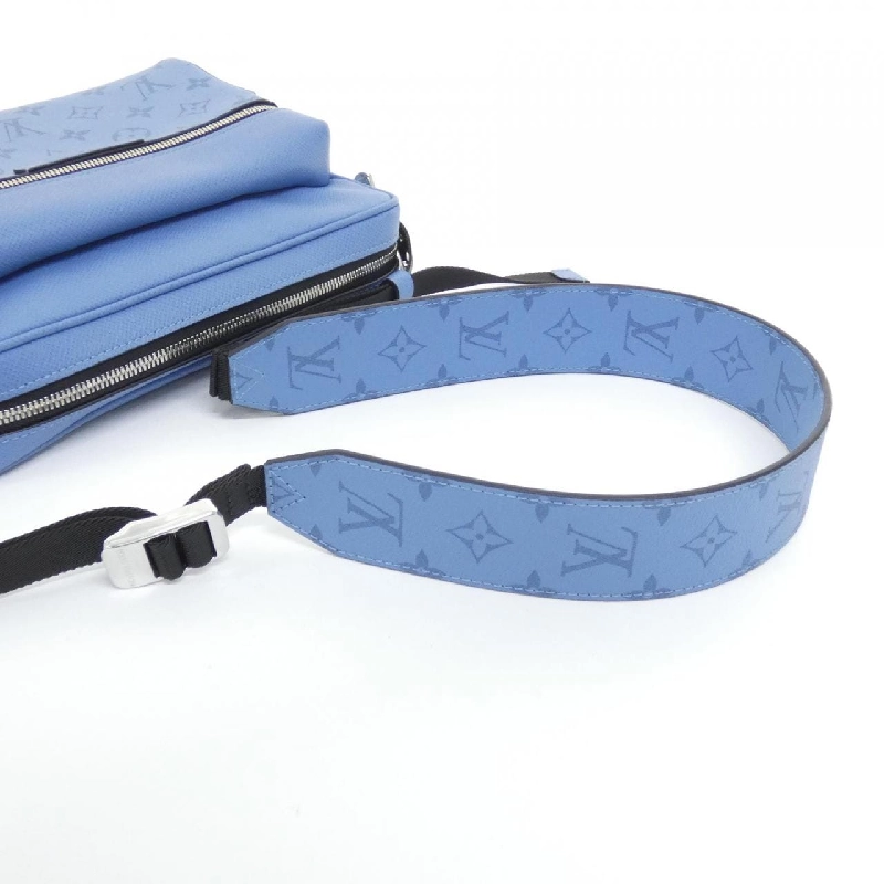 Túi đeo chéo ngoài trời Louis Vuitton Taiga Lama M30749 610681