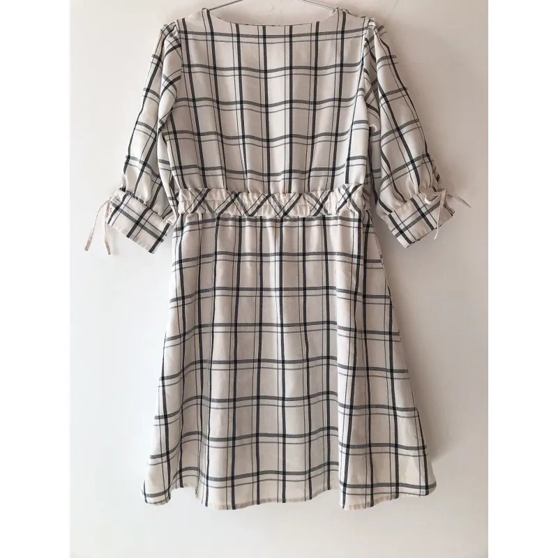 Đầm trắng caro basic size M dáng chữ A 800030