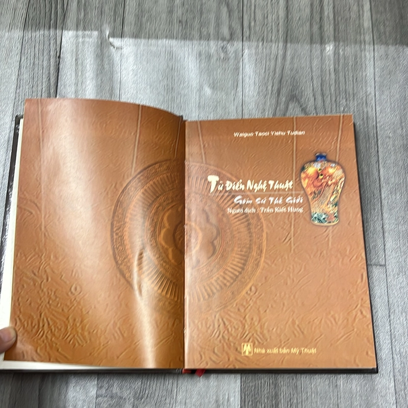 Từ điển nghệ thuật gốm sứ thế giới. 2b2 521829