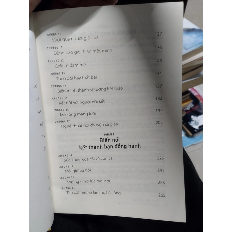 Đừng Bao Giờ Đi Ăn Một Mình" (Never Eat Alone) của tác giả Keith Ferrazzi và Tahl Raz 496660