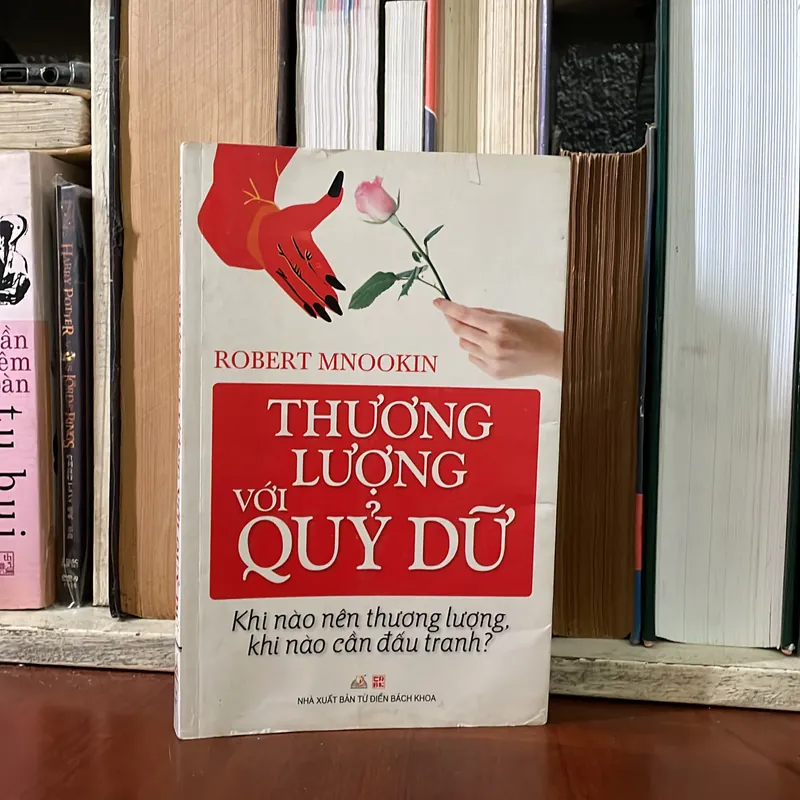II Sách Kỹ Năng: Thương Lượng Với Quỷ Dữ - ROBERT MNOOKIN - 2012 565021