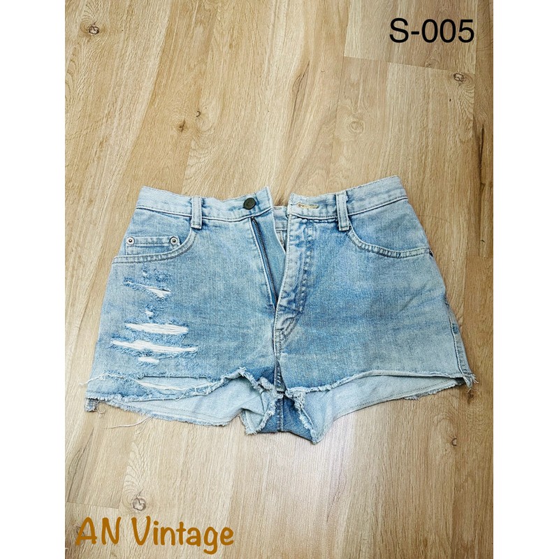 S-005. Mới 99%. Màu xanh jean nhạt. Eo 68cm. Dài 33cm. Ống 28cm 69042