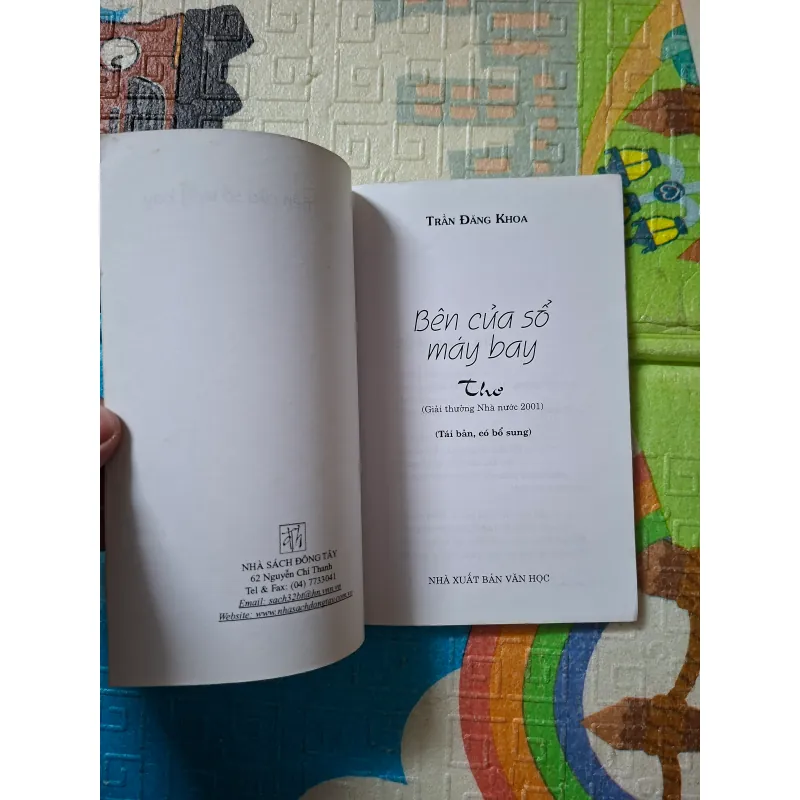 Bên cửa sổ máy bay 795771