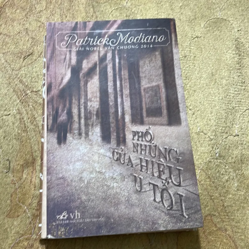COMBO PATRICK MODIANO: PHỐ Những CỬA HIỆU U TỐI- TỪ THĂM THẲM LÃNG QUÊN- MỘT GÁNH XIẾC QUA 747536