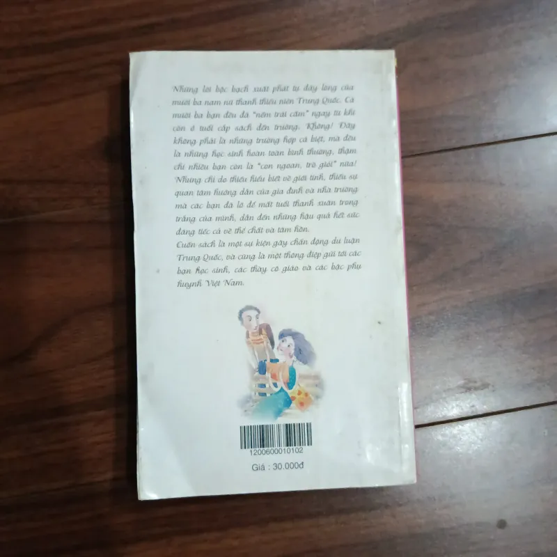 Hoa hồng giấu trong cặp sách 757441