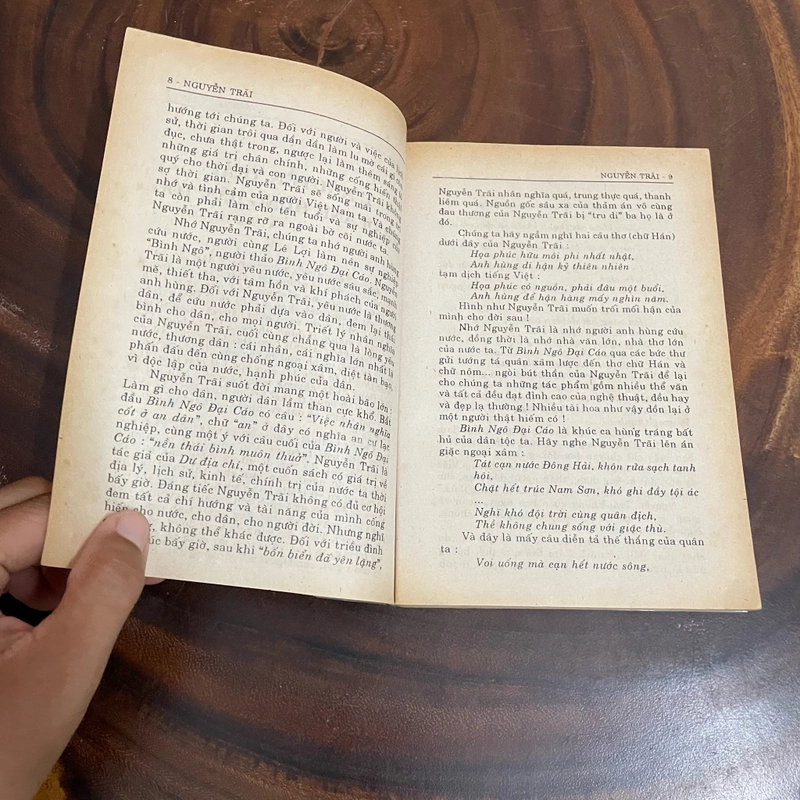II Tựa sách: Phê Bình, Bình Luận Văn Học _ Nguyễn Trãi - Vũ Tiến Quỳnh - 1995 462525