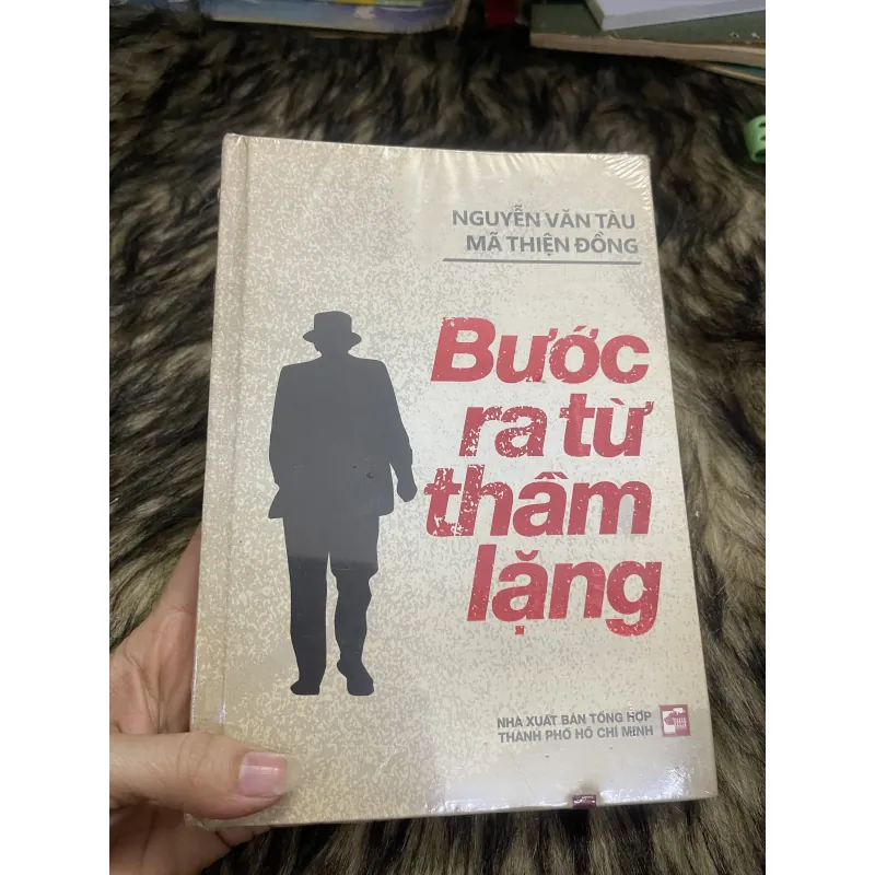 Bước ra từ thầm lặng  759182