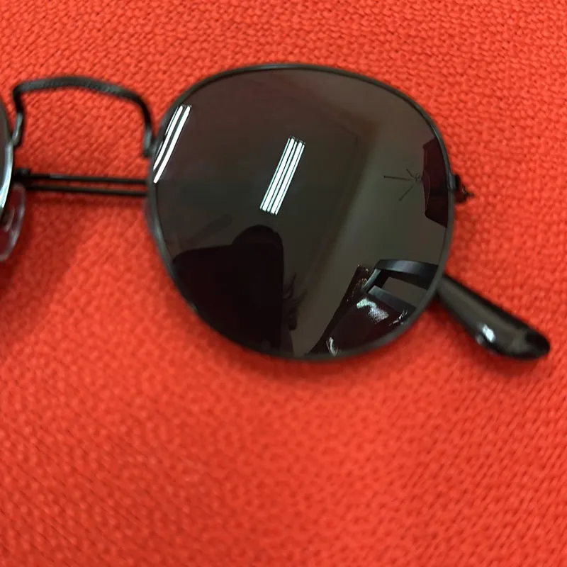 Mắt kính đen thầy bói 594533