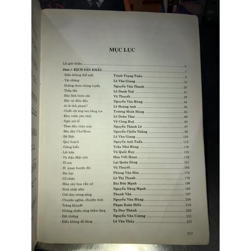 Tiếp bước quân hành - Tập kịch bản sân khấu và ca khúc quần chúng 734776