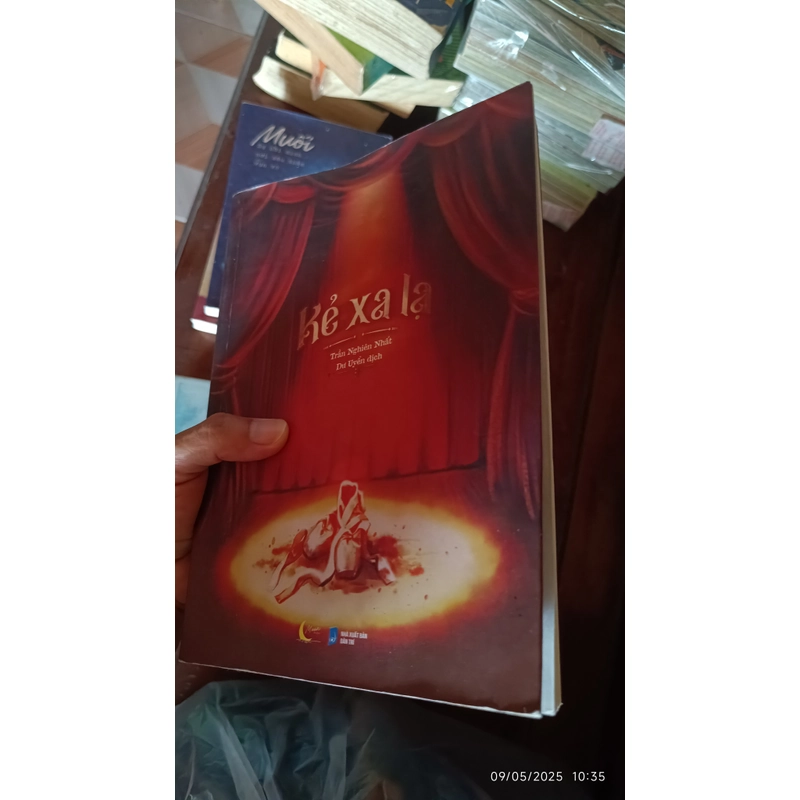 Sách Kẻ Xa Lạ 548931