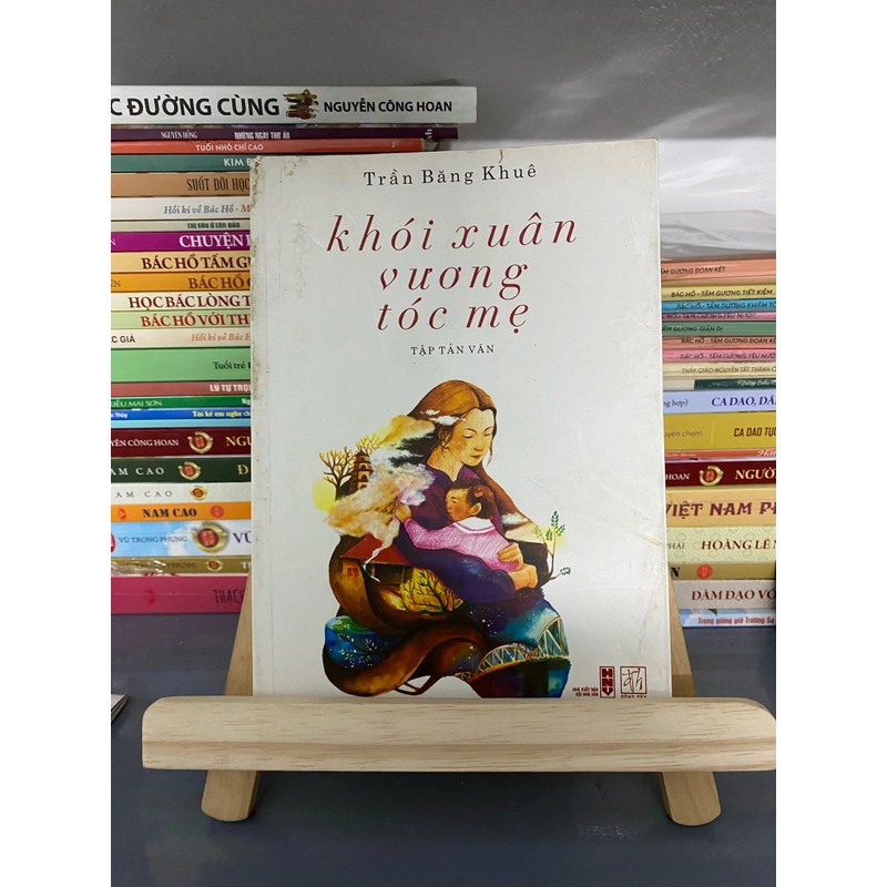 Sách khói xuân vương tóc mẹ của tác giả Trần Băng Khuê 505319