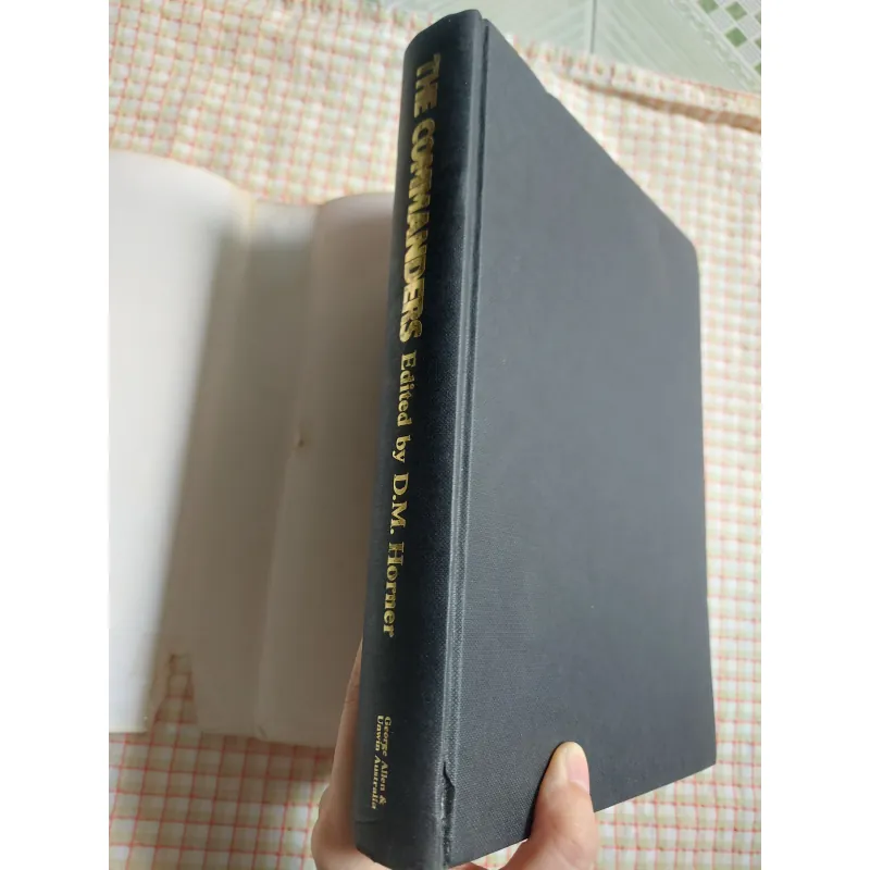 The Commanders: Australian Military Leadership in the Twentieth Century - Khổ lớn, bìa vải 788313