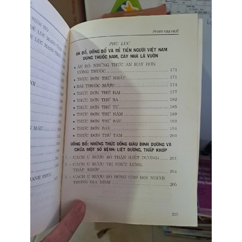 Tự chữa bệnh trong gia đình bài thuốc nam và kinh nghiệm dân giân việt nam mới 90% 2004 HCM.TN2308 SỨC KHỎE - THỂ THAO 923853