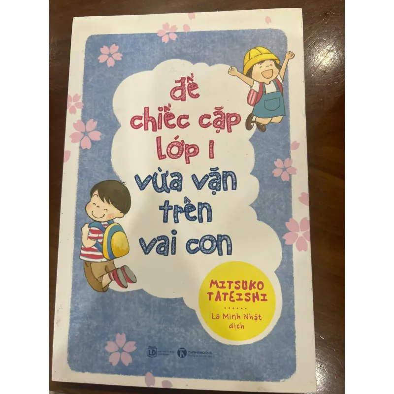 Để chiếc cặp lớp 1 vừa vặn trên vai con - mới 95% 781340