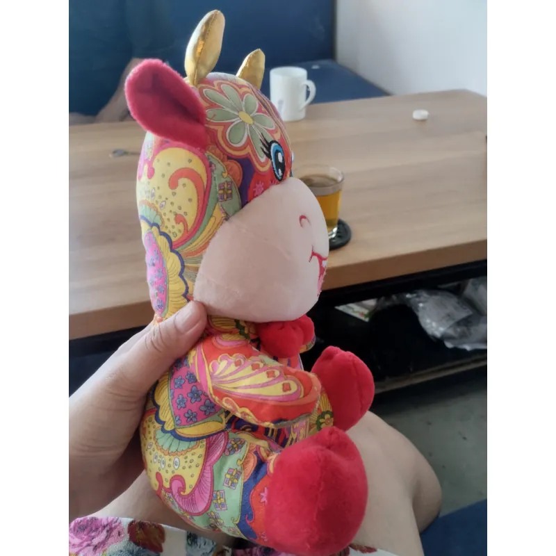 một con thú nhồi bông hình con bò . Hàng 2hand 996583