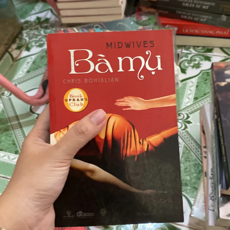 Bà Mụ  (tên tiếng Anh: Midwives) của tác giả Chris Bohjalian.   1001115