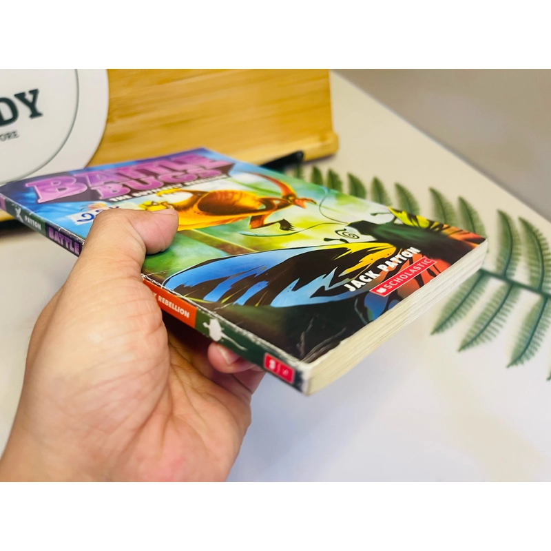 [Sách tiếng Anh 2hand] Like new 90% - Battle Bugs - The Butterfly Rebellion 499496