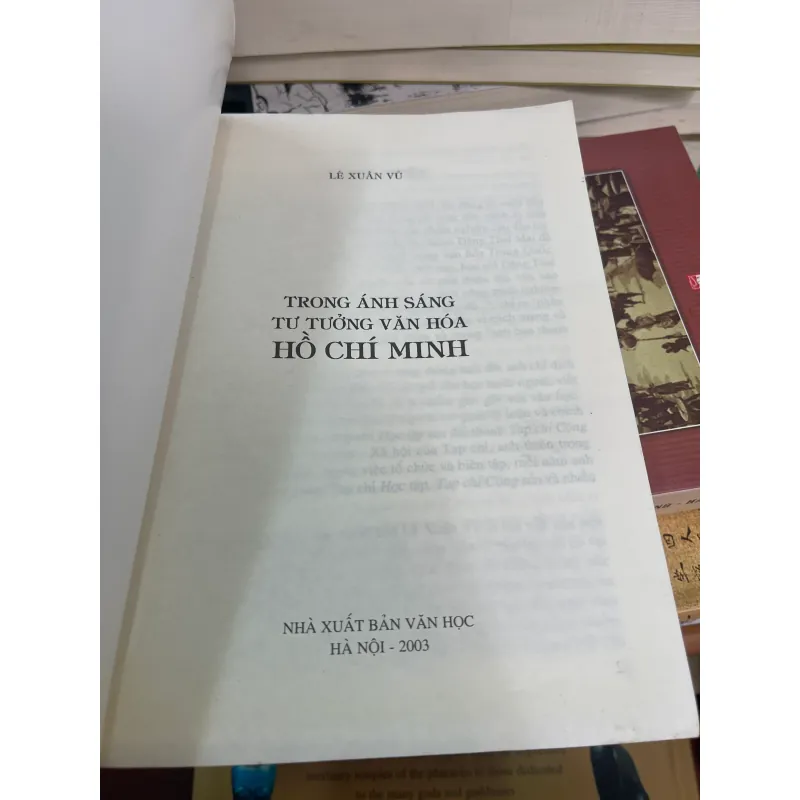 TRONG ÁNH SÁNG TƯ TƯỞNG VĂN HOÁ HỒ CHÍ MINH - LÊ XUÂN VŨ  1021635
