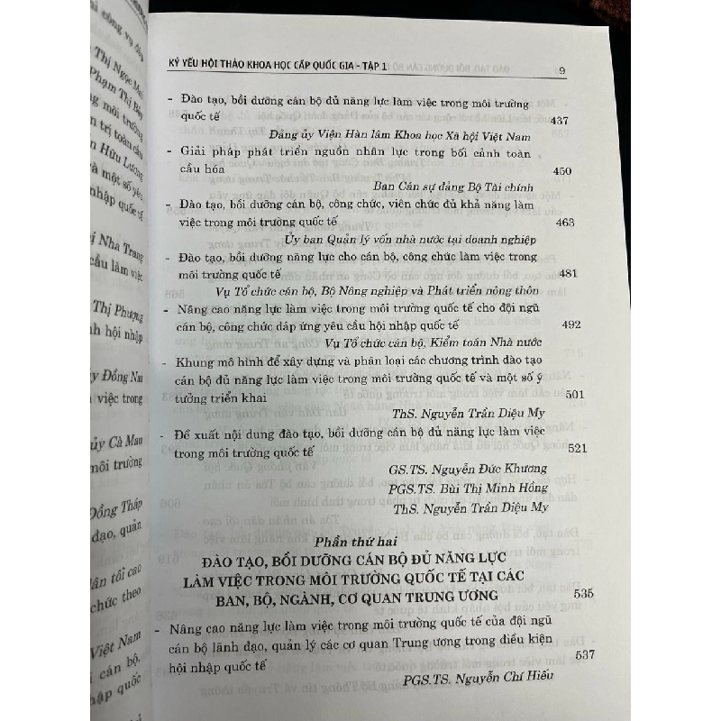 Đào tạo, bồi dưỡng cán bộ có đủ khả năng làm việc trong môi trường quốc tế 728404