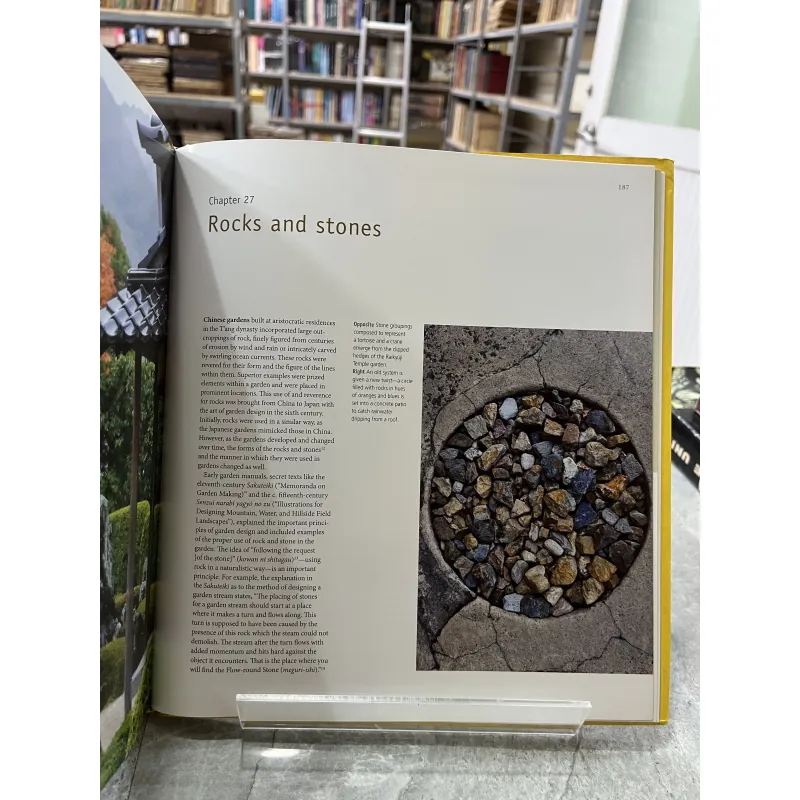 TRADITIONAL JAPANESE ARCHITECTURE - MIRA LOCHER 795501