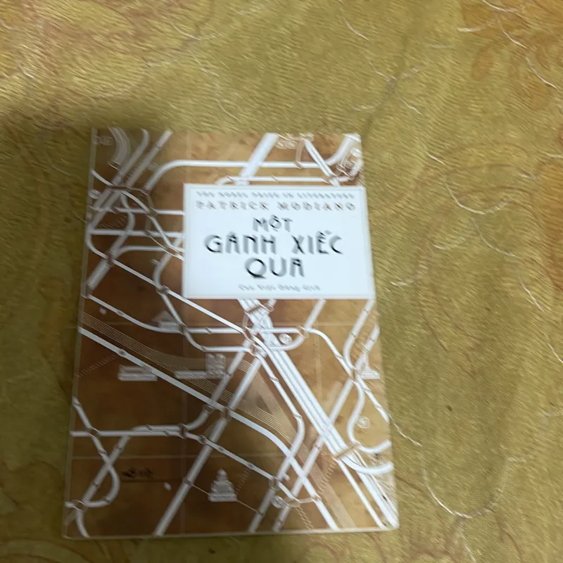 MỘT GÁNH XIẾC QUA - PATRICK MODIANO 747539