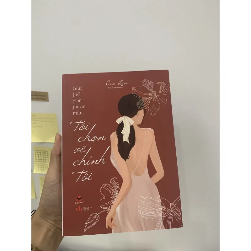 Cuốn “Giữa thế gian muôn màu Tôi chọn vẽ chính tôi” 970865