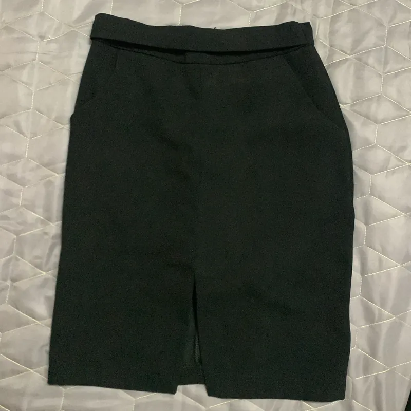 Chân váy bút chì xẻ trước màu đen size S 706386