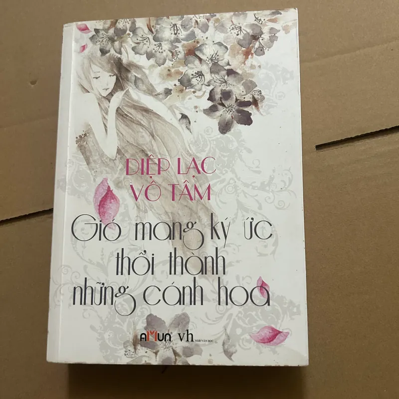 Gió mang ký ức thổi thành những cánh hoa 562981