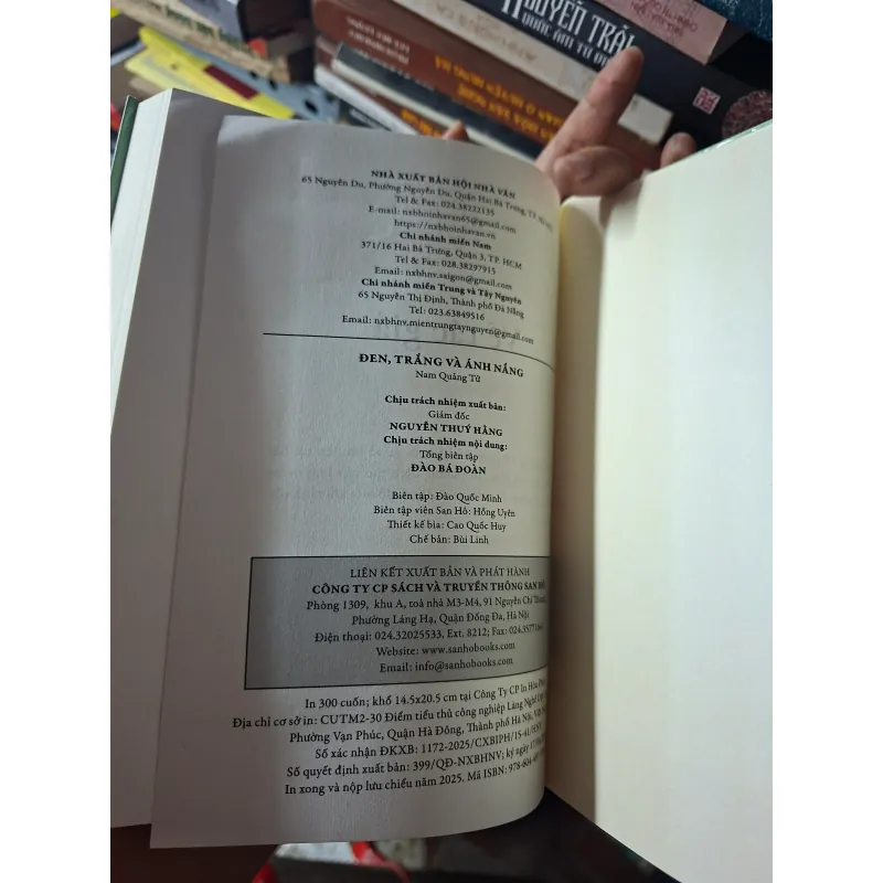 Đen trắng và ánh sáng tiểu thuyết 995097