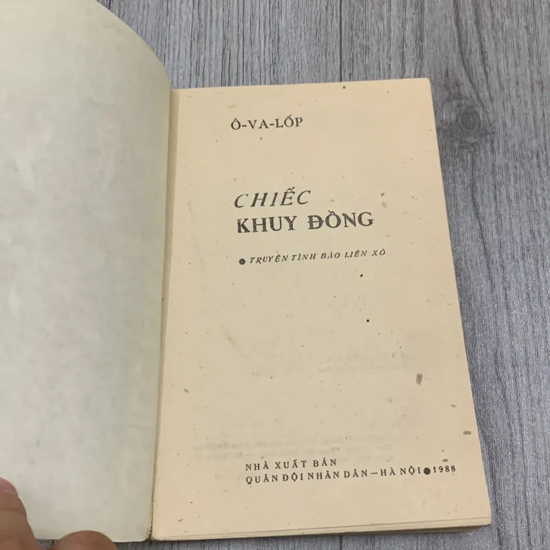 Chiếc khuy đông, truyện tình báo. 10a2 1025695