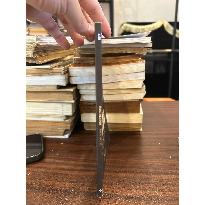 Isaac Newton - Nhà khoa học vĩ đại - Rasmus Hoài Nam (biên soạn) 930704