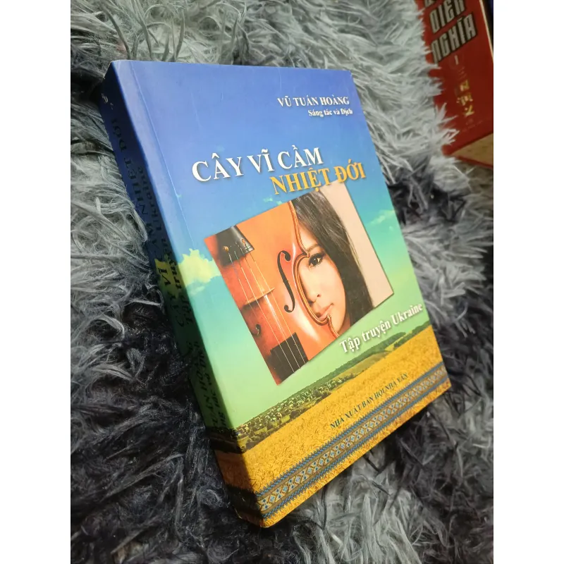 Cây vĩ cầm nhiệt đới (tập truyện Ukraine) 777840
