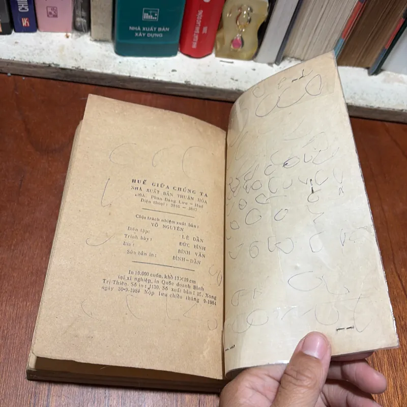 [Bìa Có Viết Vẽ] - II Lịch Sử, Văn Hoá: Huế Giữa Chúng Ta - Lê Văn Hảo - 1984 797145