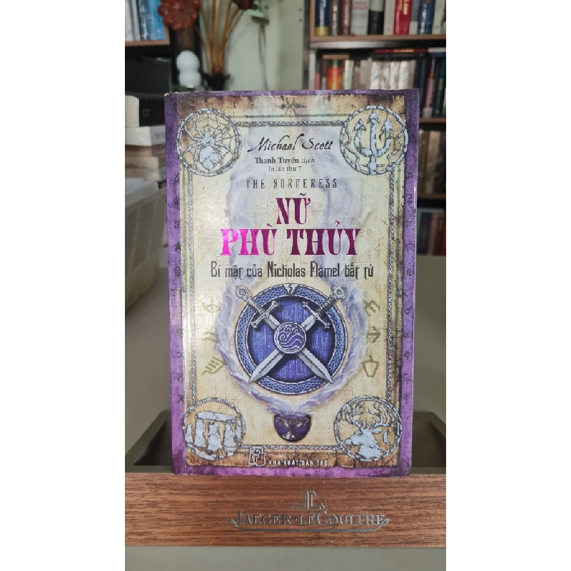 Nữ phù thủy bí mật của Nicholasflamel bất tử-sách lưu kho,giấy xốp,có ố- 2018 -Michael Scott [2001] SÁCH VĂN HỌC 404599