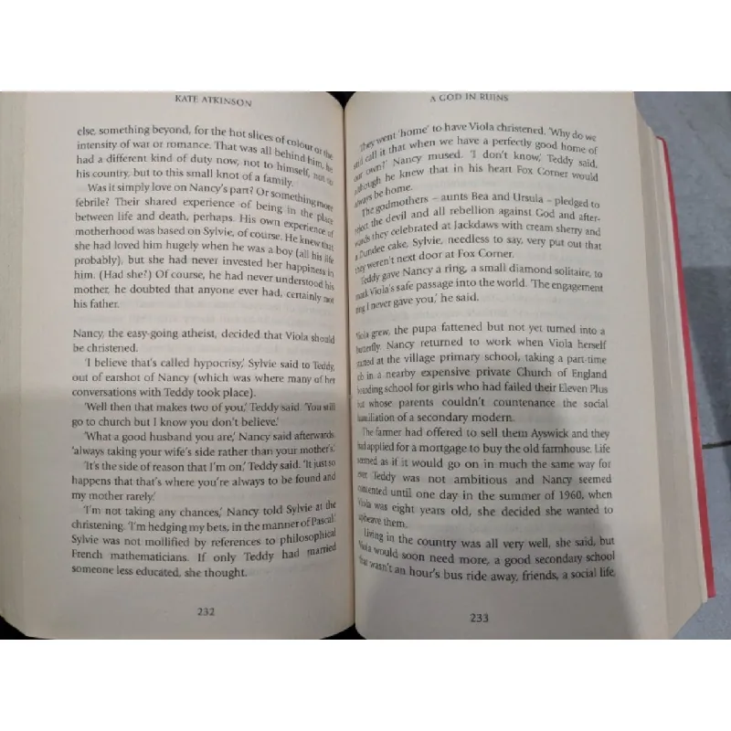 A God in Ruins - Kate Atkinson 689239