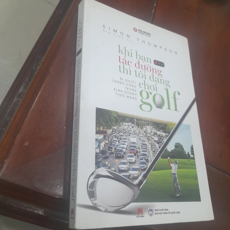 Simon Thompson - KHI BẠN TẮC ĐƯỜNG thì TÔI ĐANG CHƠI GOLF 499218