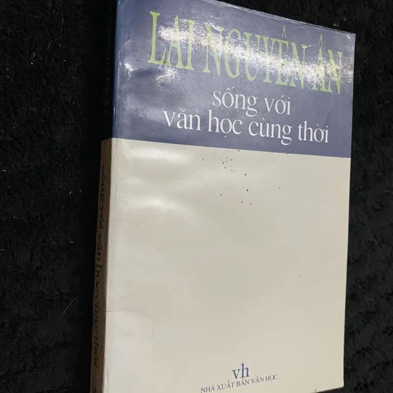 Sống với văn học cùng thời- Lại Nguyên Ân 1003332